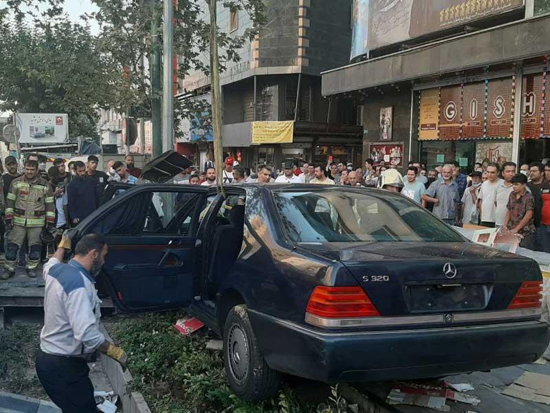 دو مصدوم، حاصل تصادف خودرو بنز در خیابان ولیعصر