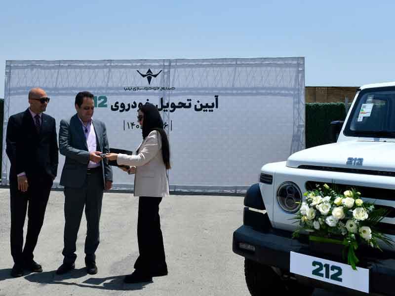 تحویل اولین سری خودروهای ۲۱۲ با مدل ۱۴۰۵